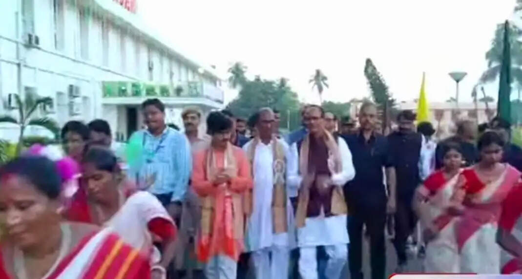 बंगाल : बैरकपुर जूट अनुसंधान संस्थान पहुंचे केंद्रीय कृषि मंत्री शिवराज सिंह चौहान