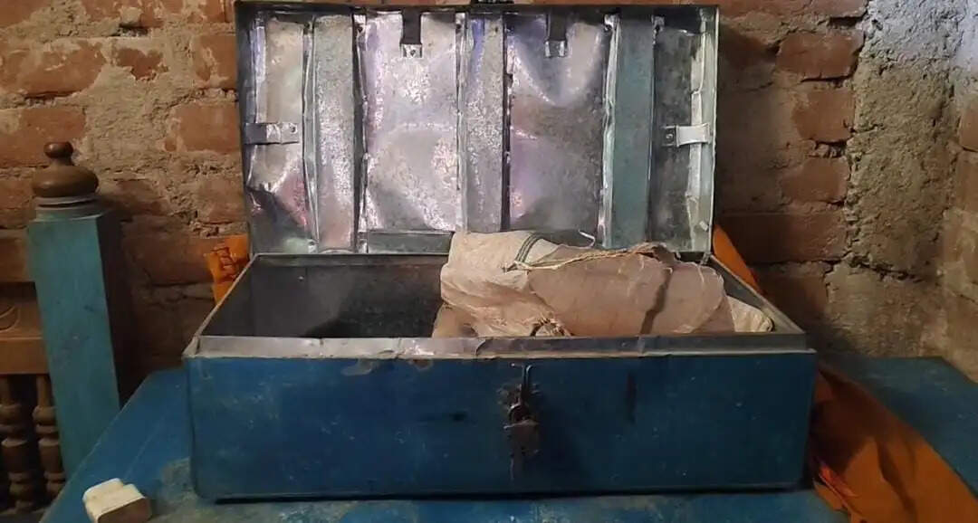 घर से 30 भर चांदी और नगदी की चोरी, ग्रामीणों में दहशत, खिड़की के रास्ते घुसे चोर