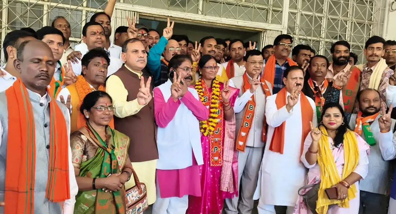 कोरबा : &nbsp;महापौर प्रत्याशी संजू देवी राजपूत और 67 पार्षद प्रत्याशियों ने जमा किया फॉर्म