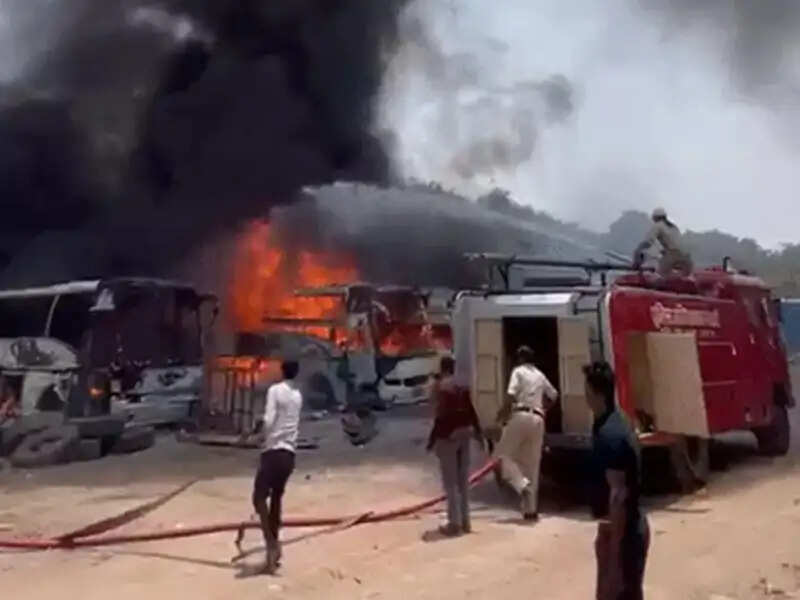 इंदौर में पार्किंग में वेल्डिंग के दौरान लगी आग, पांच बसें जलकर खाक, धमाकों से दहला इलाका
