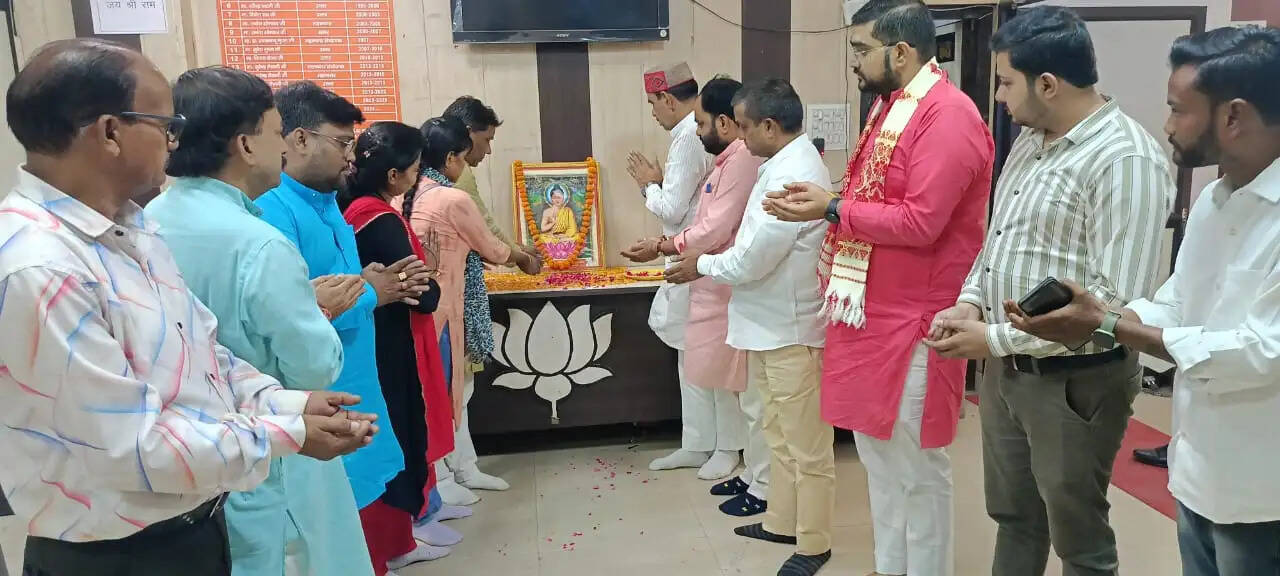 भगवान बुद्ध को नमन, करुणा और शांति के संदेश अपनाने की अपील : अनिल दीक्षित
