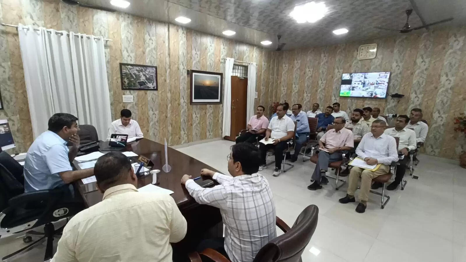 समिति की बैठक में किसी भी स्तर पर लापरवाही नहीं की जाएगी स्वीकार, योजनाओं की अद्यतन रिपोर्ट रखें तैयार : जिलाधिकारी