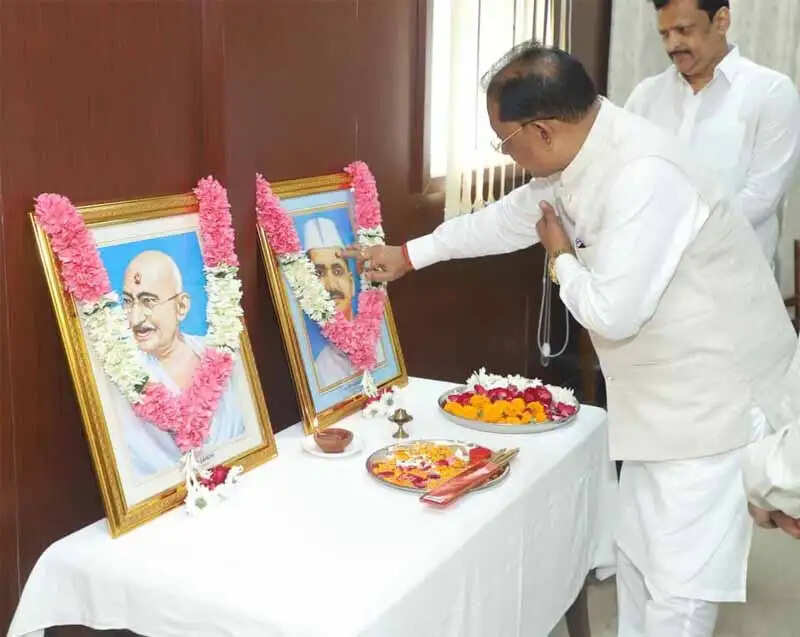 मुख्यमंत्री साय ने महात्मा गांधी और लाल बहादुर शास्त्री के चित्र पर पुष्प अर्पित कर दी श्रद्धांजलि
