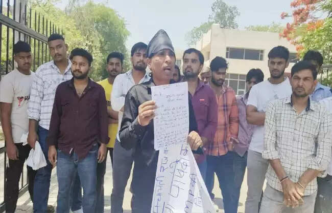 सोनीपत: खून से लिखा खत, काले कपड़ों में विरोध