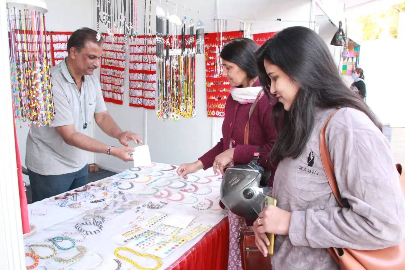 पधारो म्हारे शिल्पग्राम प्रदर्शनी में शहरवासियों ने सराहा दस्तकारों का हुनर