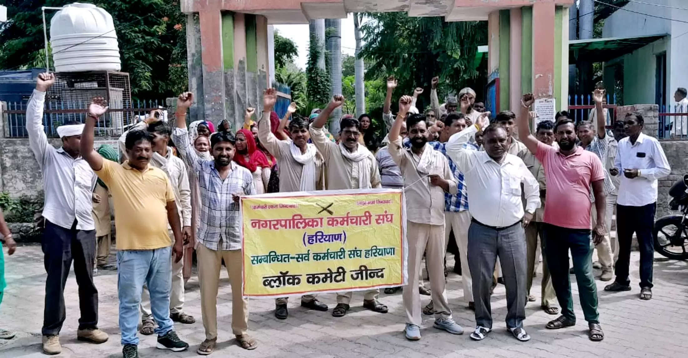 जींद : नगर परिषद सफाईकर्मियों ने हाथों में झाडू उठा किया प्रदर्शन