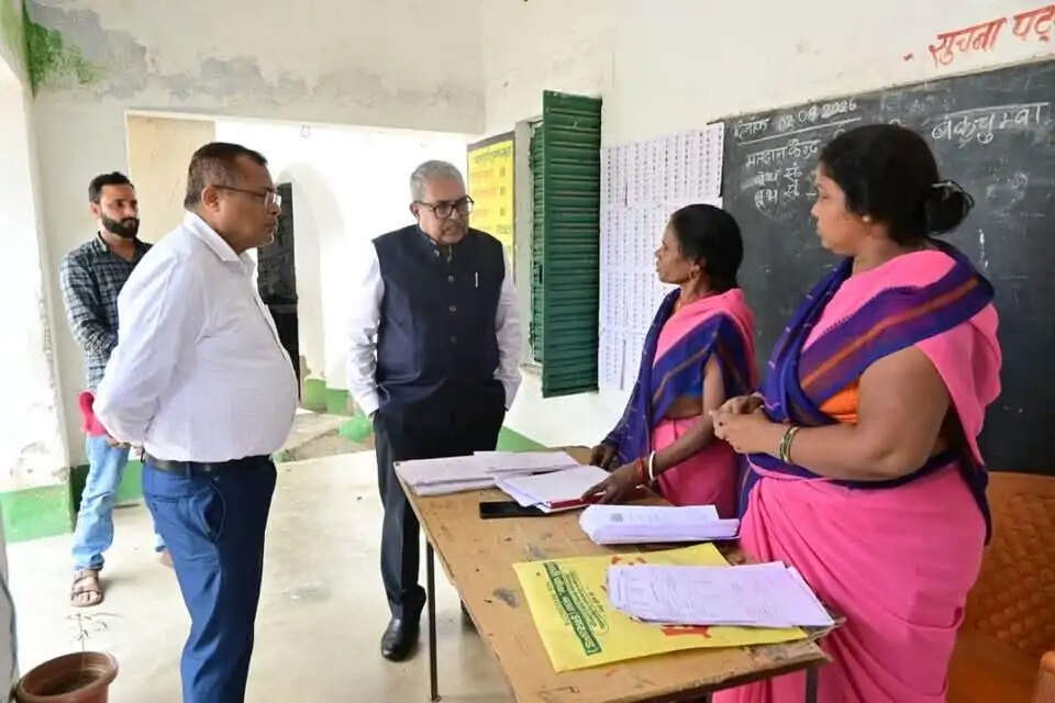 एसआइआर की प्रगति जांचने पहुंचे प्रमंडलीय आयुक्त, मतदान केंद्रों का किया निरीक्षण