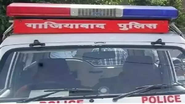 गाजियाबाद ट्रैफिक पुलिस ने काेहरे काे देखते हुए वाहनों की गति सीमा पर कसी लगाम