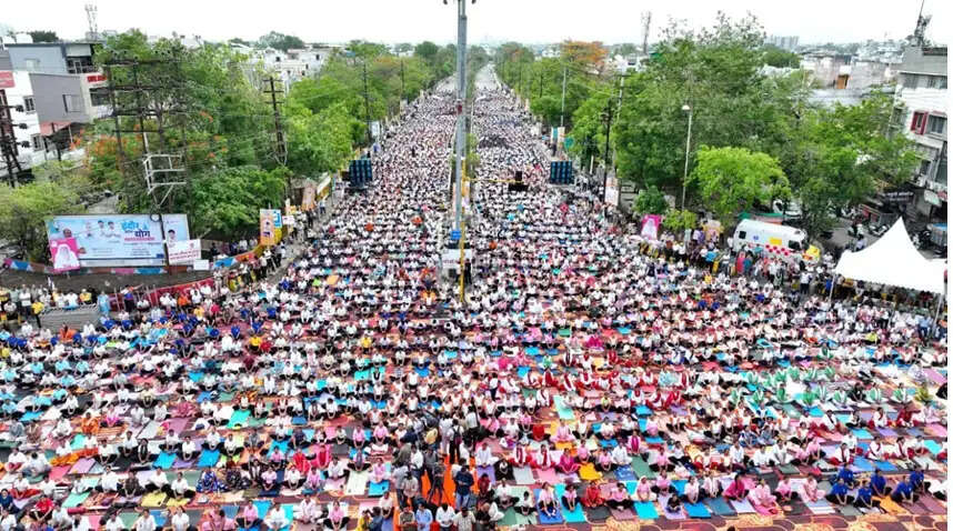 अंतरराष्ट्रीय योग दिवस : भ्रामरी प्राणायाम के लिए इंदौर में एक साथ आए 10 हजार से अधिक लोग,&nbsp;बना&nbsp;विश्व रिकार्ड