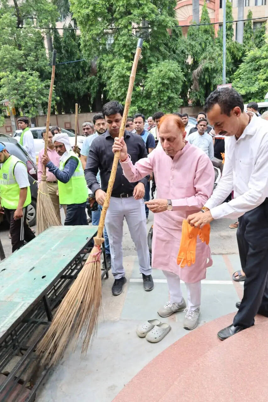 महापौर ने प्रशांत विहार में मेगा मार्च में लिया भाग, कहा निगम दिल्ली को स्वच्छ, कूड़ा मुक्त एवं हरित बनाने के लिए प्रतिबद्ध