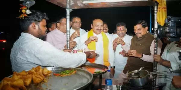 जबलपुरः मुख्यमंत्री डॉ. यादव ने काफिला रोक कर शंकर चाट भंडार में पी चाय