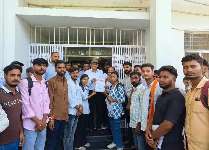 एबीवीपी ने छात्रसंघ चुनाव की मांग को लेकर सौंपा ज्ञापन