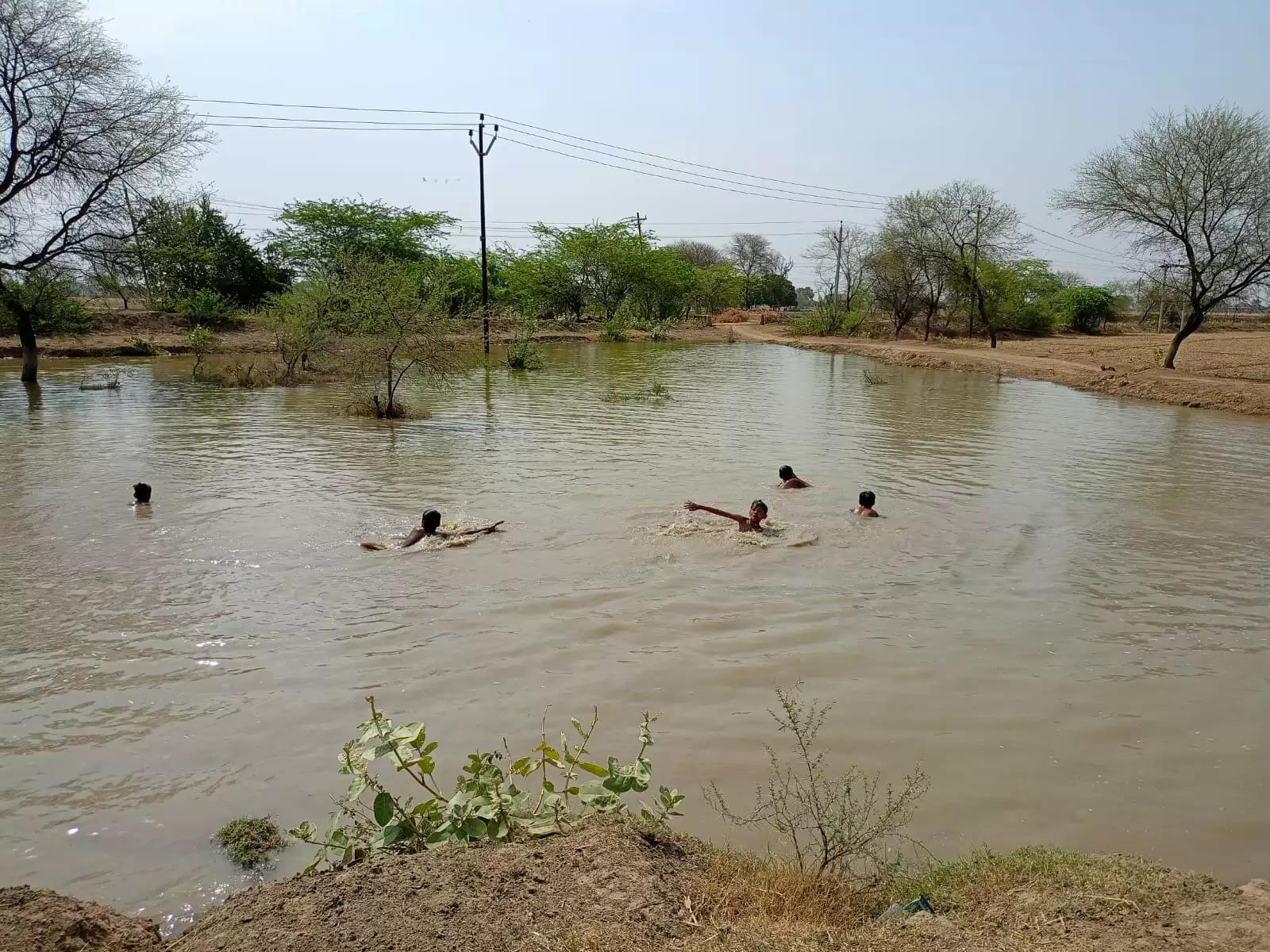 गड्ढों का पानी ग्रामीण बच्चों के लिए बना वाटर पार्क