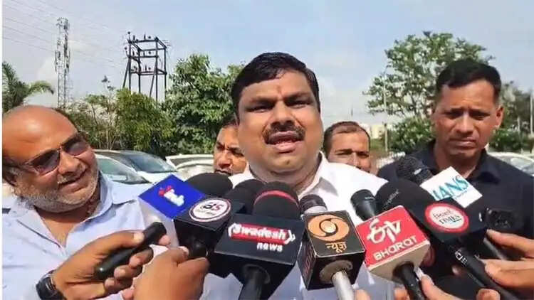 धर्मेंद्र प्रधान को अपना इस्तीफा वापस ले लेना चाहिए : शिक्षा मंत्री गजेंद्र यादव
