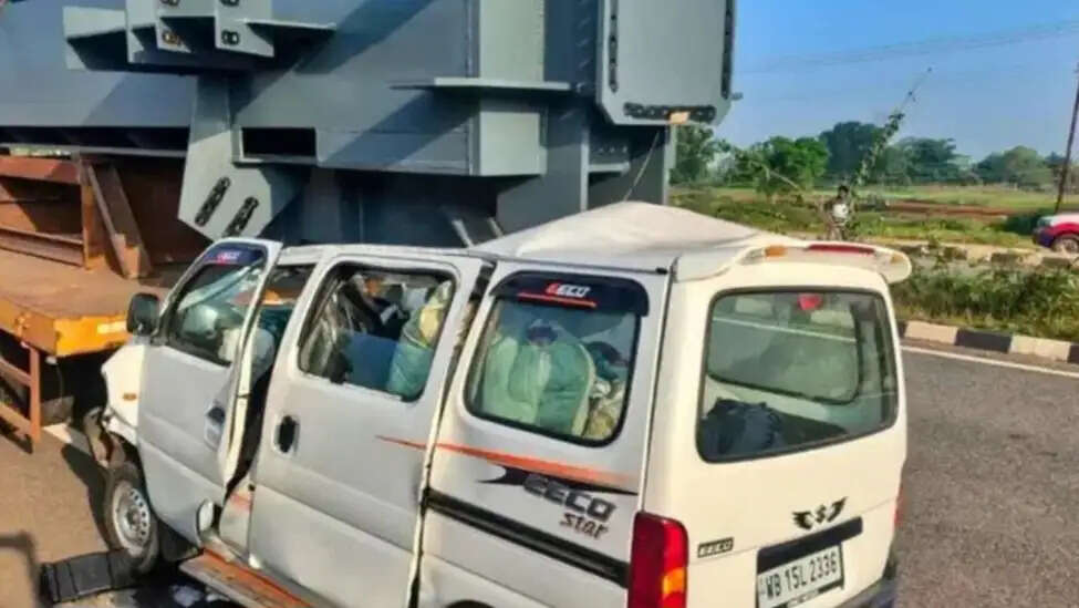 ट्रेलर में पीछे से घुसी तेज रफ्तार कार, चालक की मौत, दूसरा सवार गंभीर