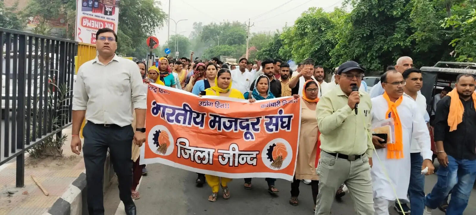 जींद : मांगों को लेकर सड़कों पर उतरे कर्मचारी, की जमकर नारेबाजी