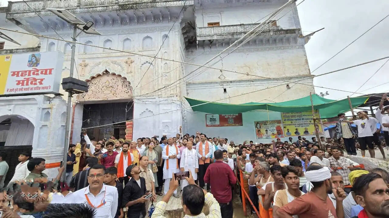 लोधेश्वर महादेवा में शिवभक्तों पर हेलीकॉप्टर से हुई पुष्पवर्षा