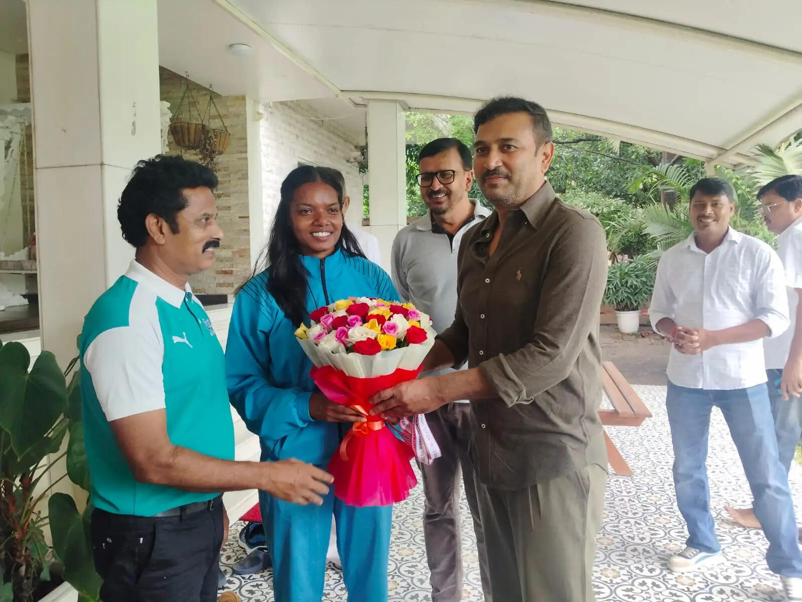 सुदेश ने अंतरराष्ट्रीय वुशु पदक विजेता अंजना को किया सम्मानित