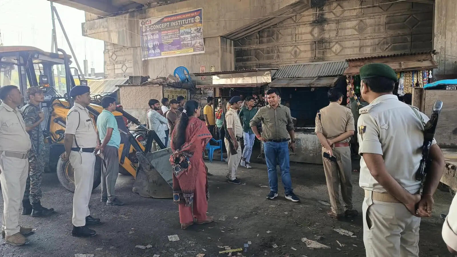 रामपुर ओवरब्रिज के पास से अनुमंडल प्रशासन ने अतिक्रमण हटाया