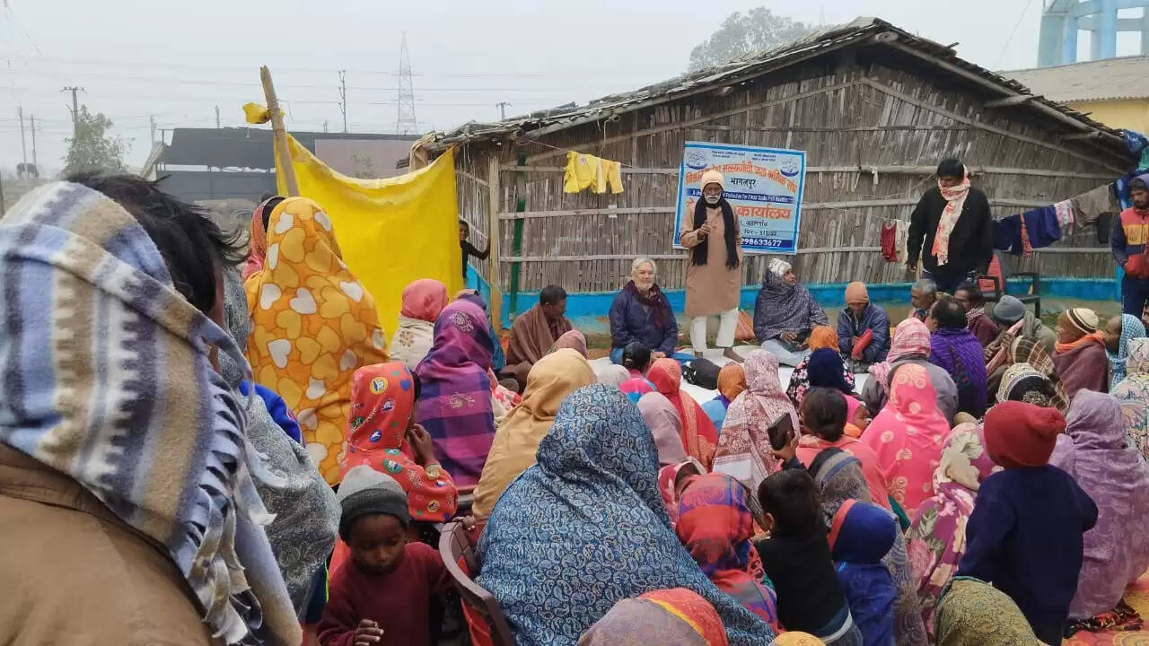 गृहविहीनों की बैठक स्थाई आवास के मुद्दे पर हुई चर्चा