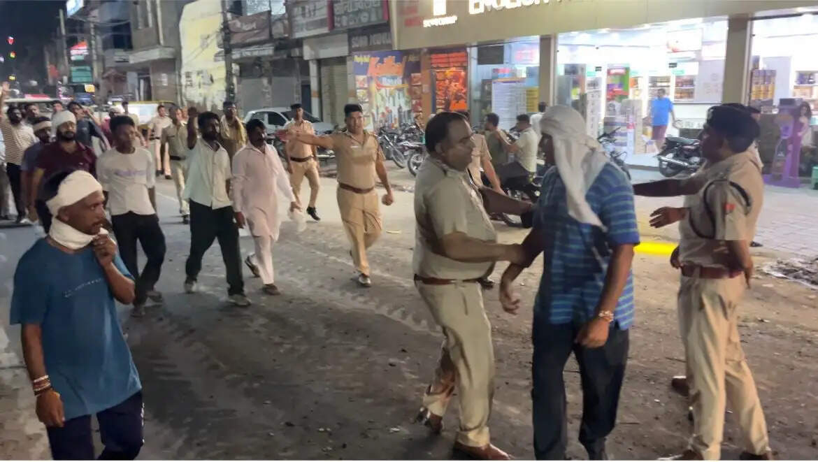 कैथल: रात में कचरा उठाने पहुंचे प्रशासन को सफाई कर्मियों ने घेरा, जताया विरोध