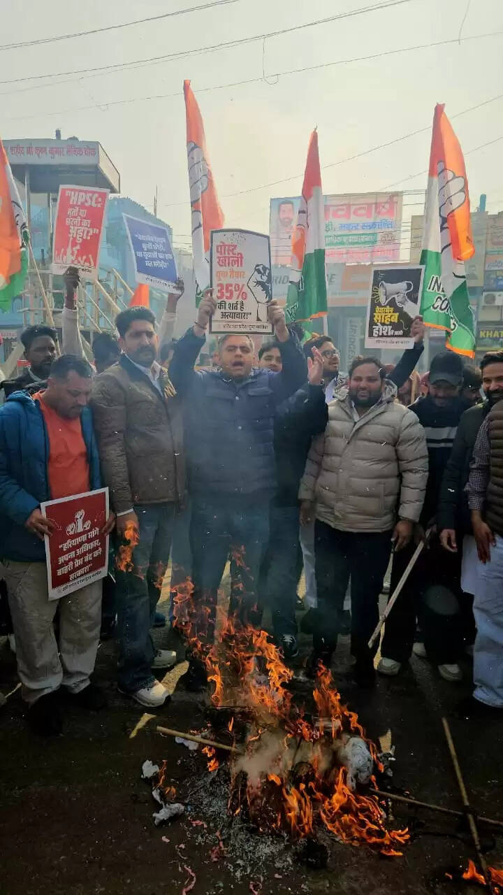 सिरसा: युवा कांग्रेस ने एचपीएससी चेयरमैन का पुतला फूंका