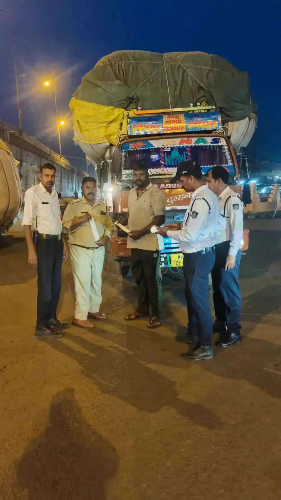 राजगढ़ः यातायात पुलिस ने ओवरलोड एवं ओवरहाइट वाहनों पर कसा शिकंजा