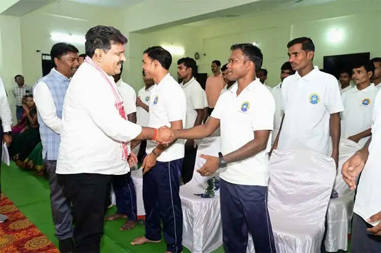 पुनर्वासित युवाओं से मिले उप मुख्यमंत्री विजय शर्मा और वन मंत्री केदार कश्यप