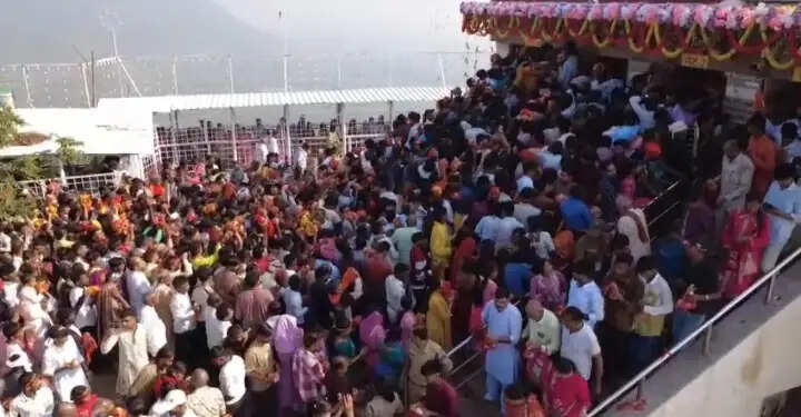 मैहरः मां शारदा के दरबार में उमड़े श्रद्धालु दिखी आस्था की अनुपम झलक