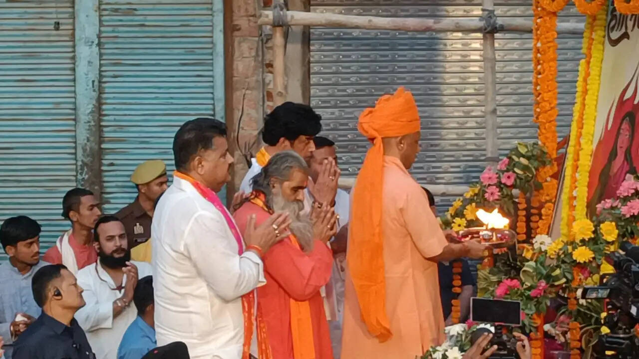 भक्त प्रह्लाद की पूजा-अर्चना कर मुख्यमंत्री योगी आदित्यनाथ ने रवाना की भव्य शोभायात्रा