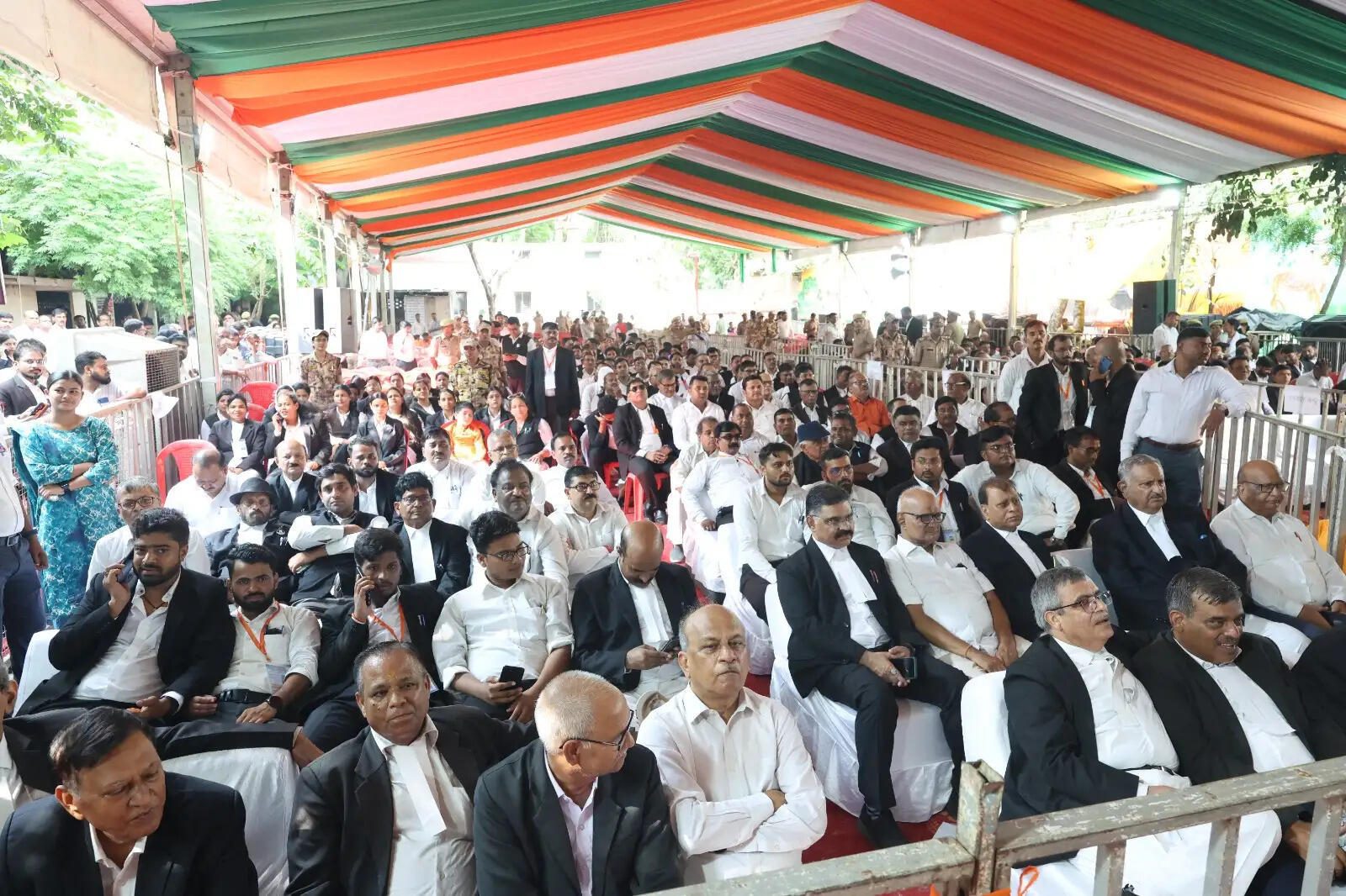अधिवक्ताओं को कैशलेश इलाज की सुविधा देने को बनाएंगे व्यवस्था : मुख्यमंत्री योगी