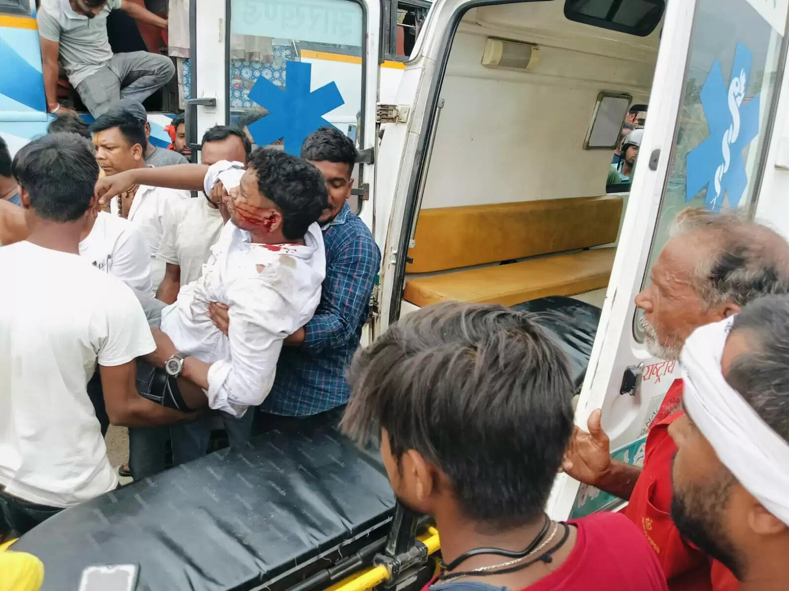 खड़ी ट्रेलर में बस की टक्कर ,बस में सवार पांच व्यक्ति घायल