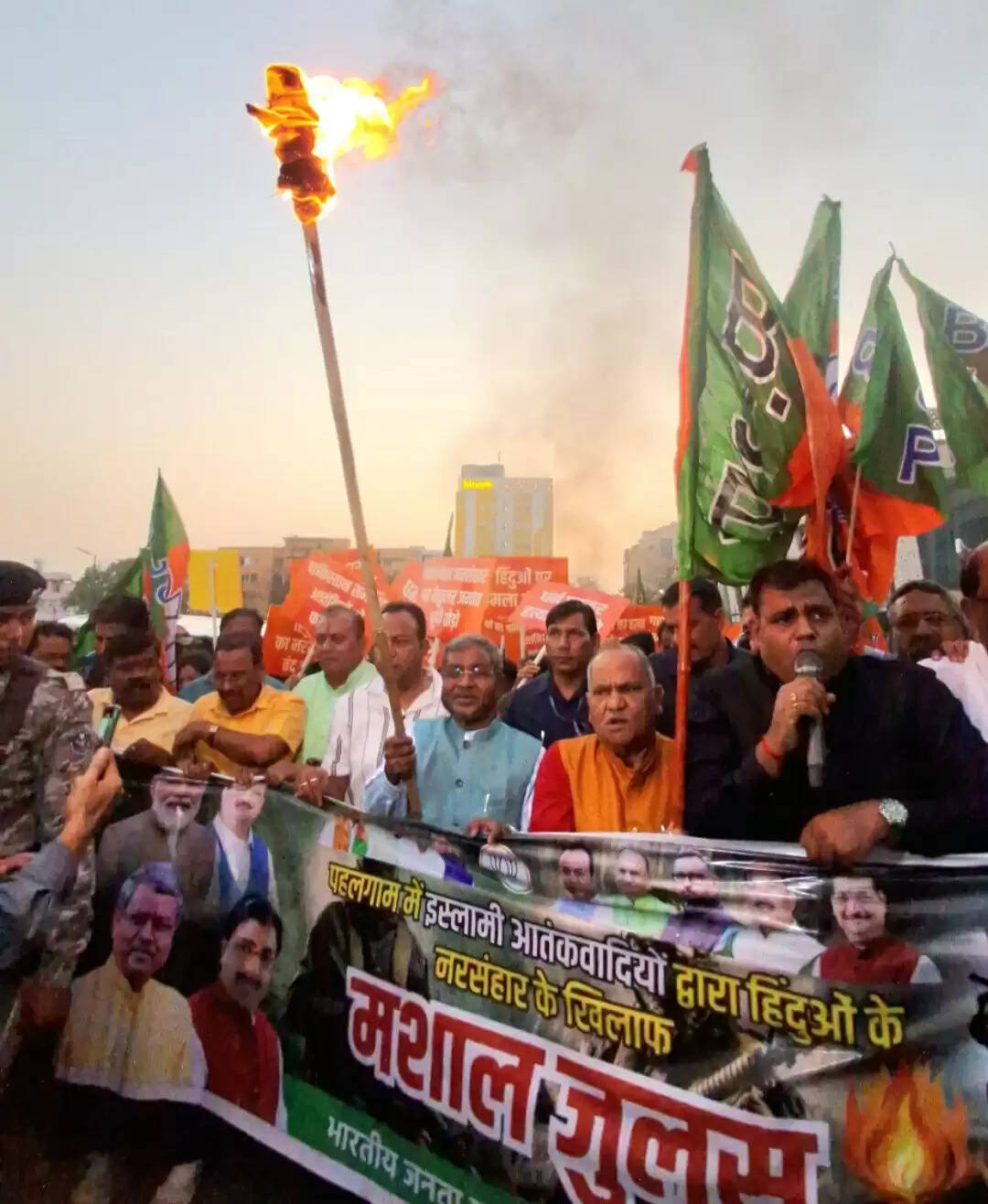 पहलगाम आतंकी हमले से आक्रोशित भाजपा ने निकाला मशाल जुलूस
