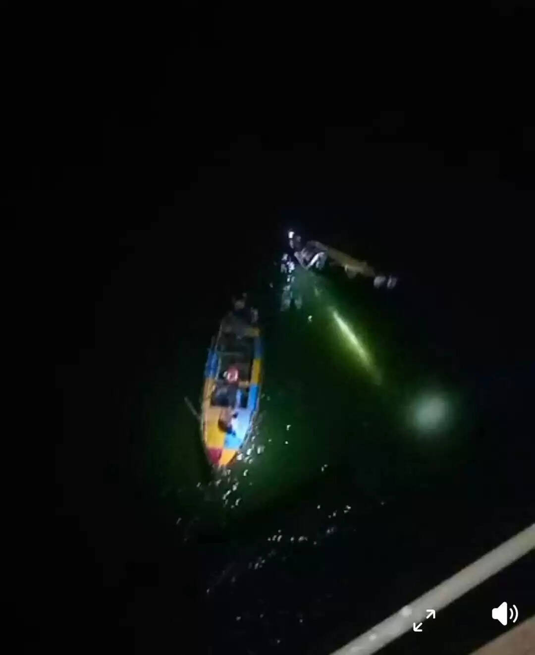 यूपी-बिहार बार्डर के भरौली-बक्सर पुल से गंगा में गिरी स्कार्पियो