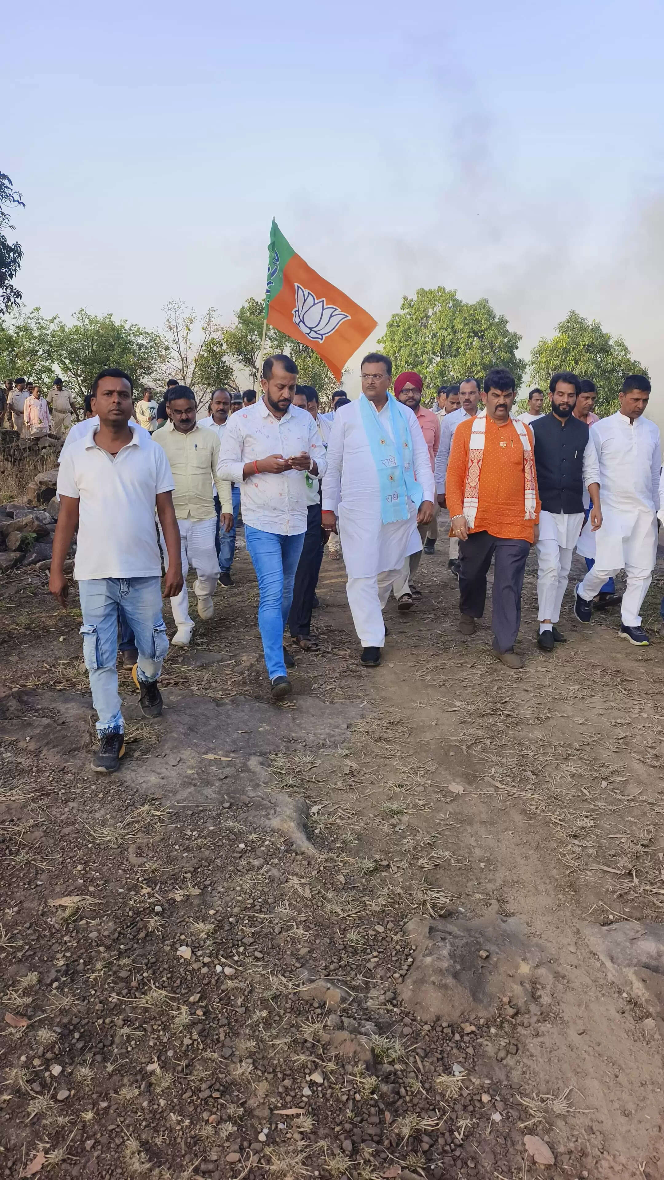 अवैध खदान में लगी आग का निरीक्षण करने पहुंचे सांसद