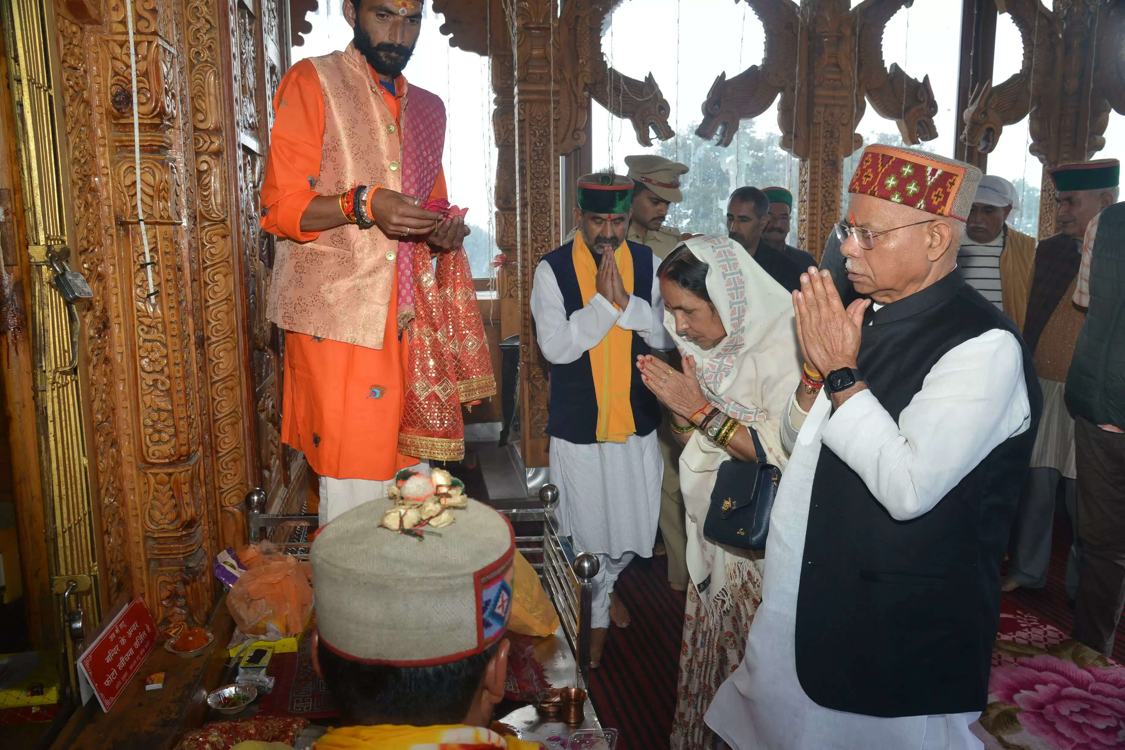 राज्यपाल ने हाटू मंदिर में की पूजा-अर्चना