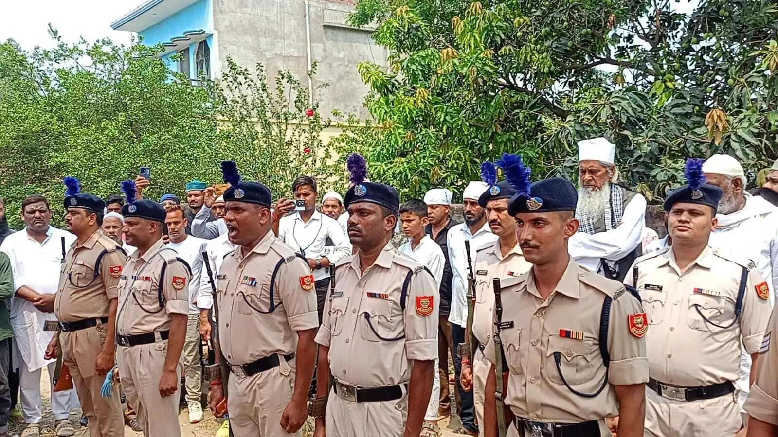 सी आर पी एफ जवान का हार्ट फेल से निधन सैन्य सम्मान के साथ किया गया अंतिम संस्कार
