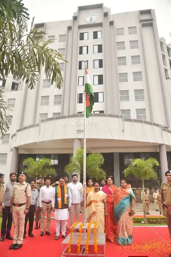 भोपाल में स्वतंत्रता दिवस की धूम, पहली बार निगम मुख्यालय में फहराया तिरंगा