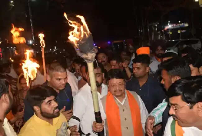 पहलगाम हमले के विरोध में मध्य प्रदेश में हुए प्रदर्शन, जगह-जगह निकले मशाल जुलूस