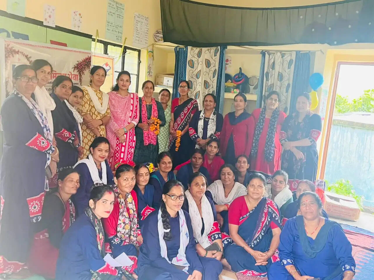 ओखला और डांगचौरा में आंगन मिलन कार्यक्रम में दी योजनाओं की जानकारी