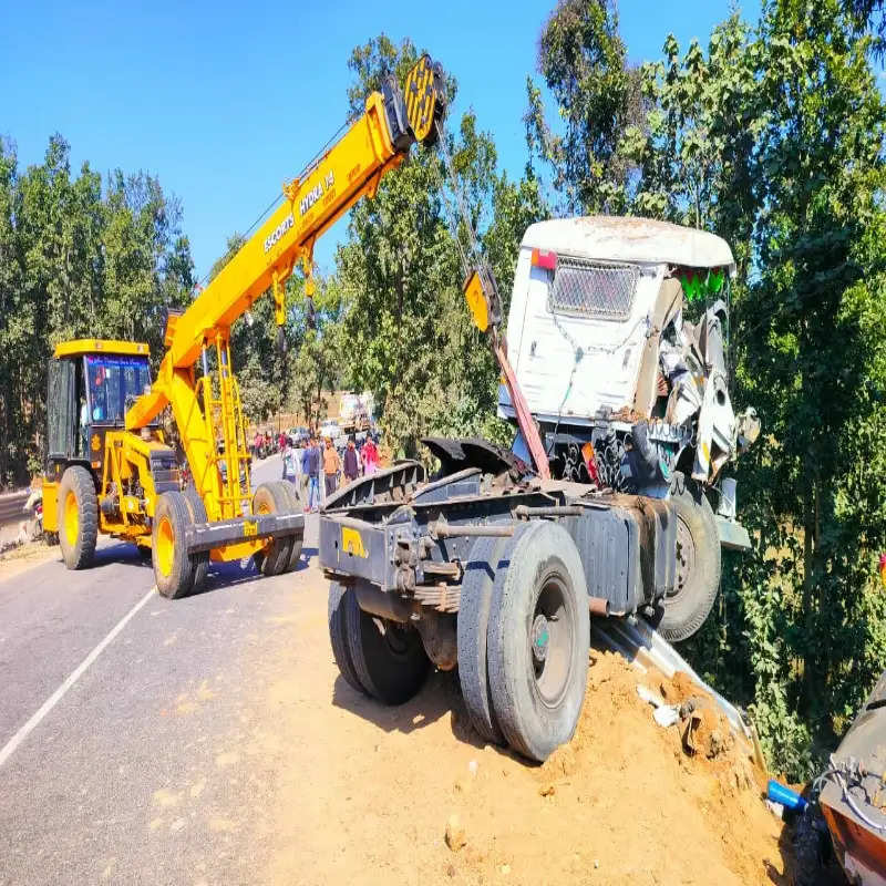 गुमला में गोवंशीय पशुओं से लदा कंटेनर पलटा, 20 से अधिक की मौत, कई की हालत खराब