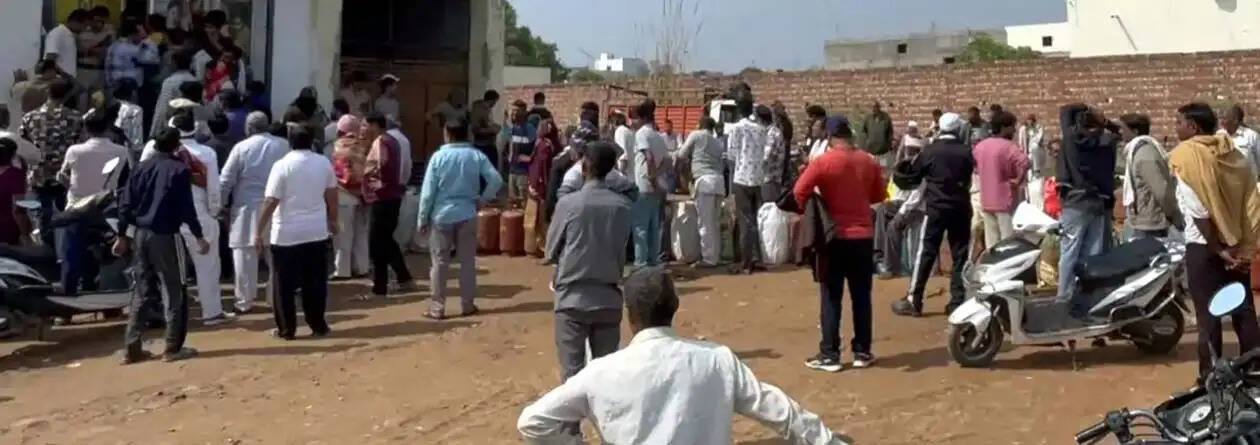 हांसी में गैस के लिए मारामारी, कालाबाजारी का आरोप लगाकर उपभोक्ताओं ने किया हंगामा