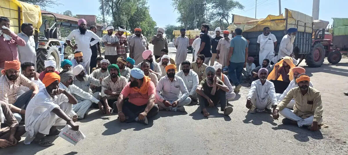 सिरसा: सर्वर डाउन होने पर किसानों ने किया रोड जाम