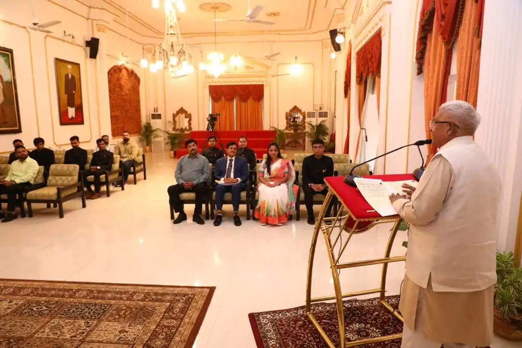 प्रकृति और स्थानीय जीवन के कल्याण प्रयासों में ही सेवा की सार्थकता : राज्यपाल पटेल