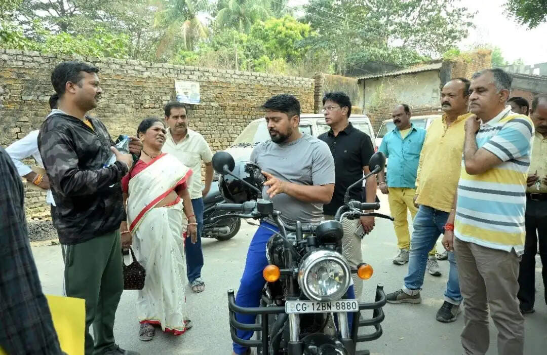 कोरबा : बाइक पर सवार होकर बस्तियों में पहुंचे आयुक्त, जनसंपर्क कर जानी समस्याएं