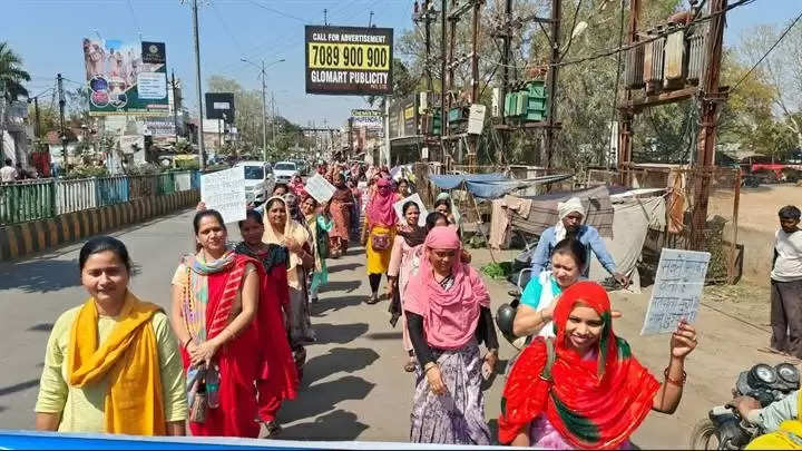 ग्वालियरः महिलाओं ने हजीरा से कांच मिल पार्क तक रैली निकालकर किया मतदान करने का आह्वान