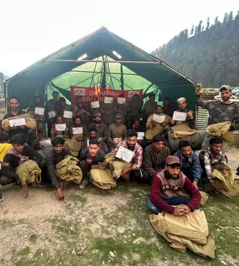 जरूरतमंदों को स्लीपिंग बैग और मच्छरदानी वितरित की