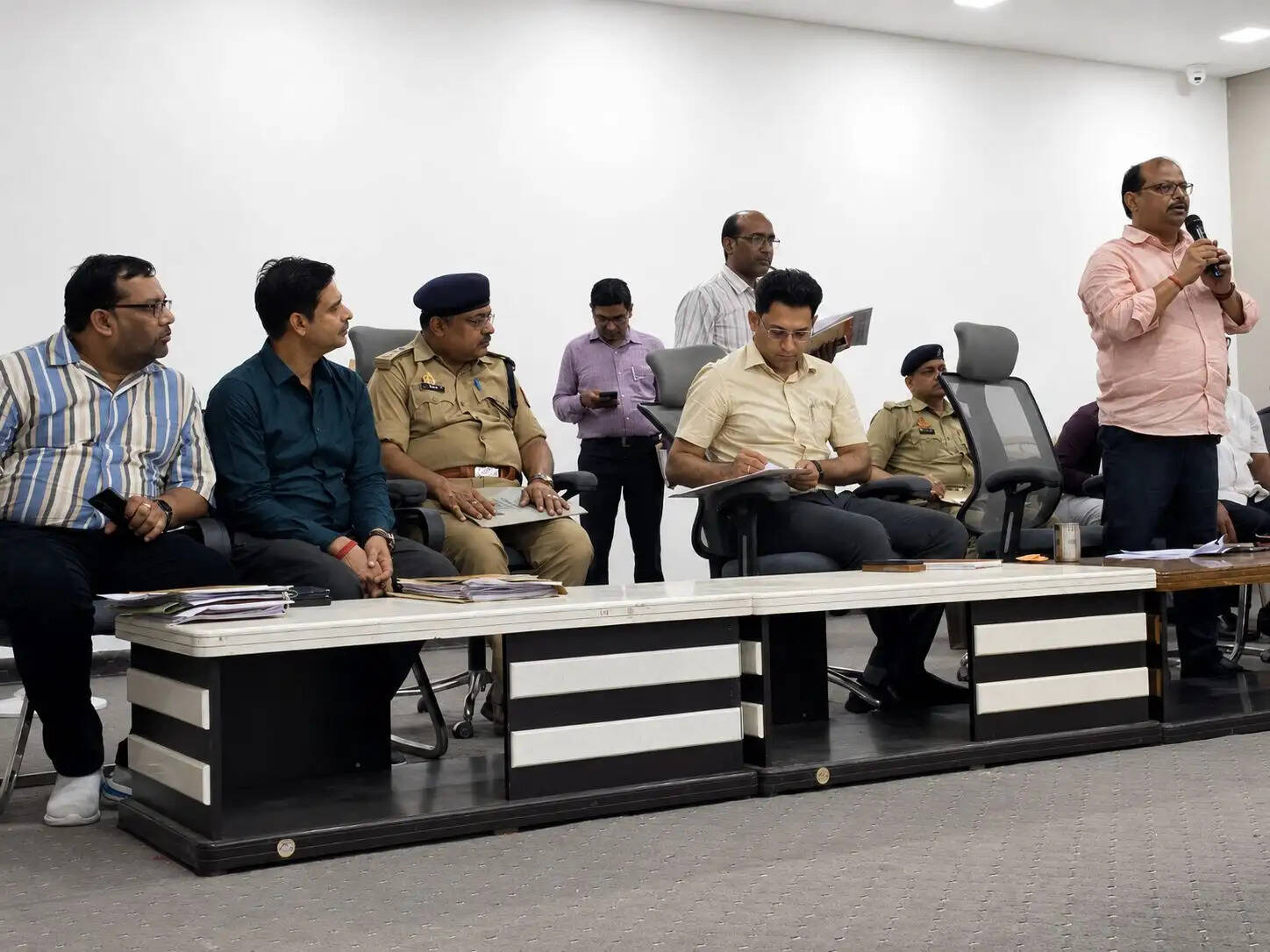 बिना फिटनेस और दस्तावेज पूरे किए स्कूल वाहन चलाने पर होगी कार्रवाई : जिलाधिकारी