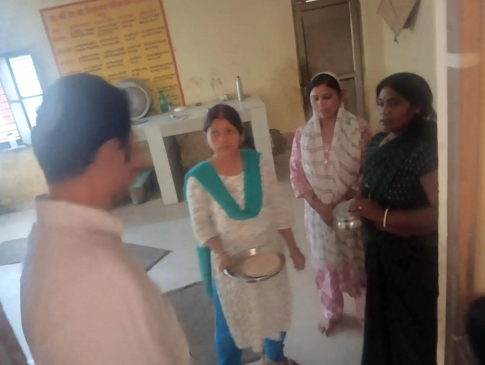 देवरिया जिलाधिकारी ने कस्तूरबा विद्यालय के औचक निरीक्षण किया