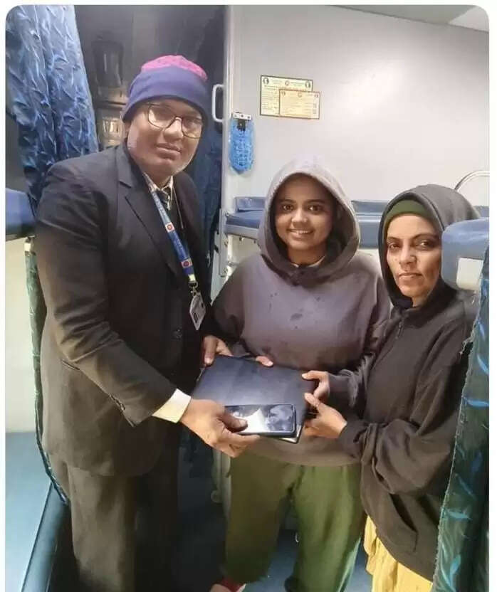 टीटीई ने महिला यात्री का खोया लैपटॉप ढूंढकर लौटाया